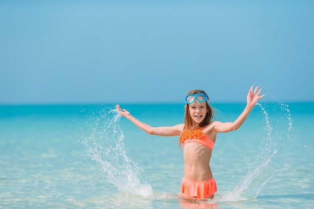 Schattig klein meisje op het strand tijdens de Caribische vakantie