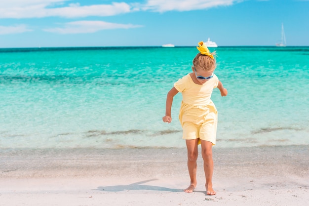 Schattig klein meisje op het strand tijdens de zomervakantie