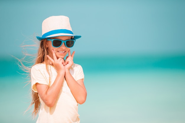 Schattig klein meisje op het strand tijdens de zomervakantie