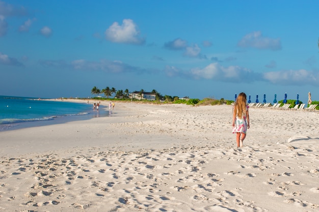 Schattig klein meisje op het strand tijdens de zomervakantie