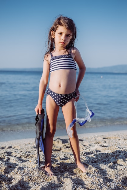 Schattig klein meisje op het strand