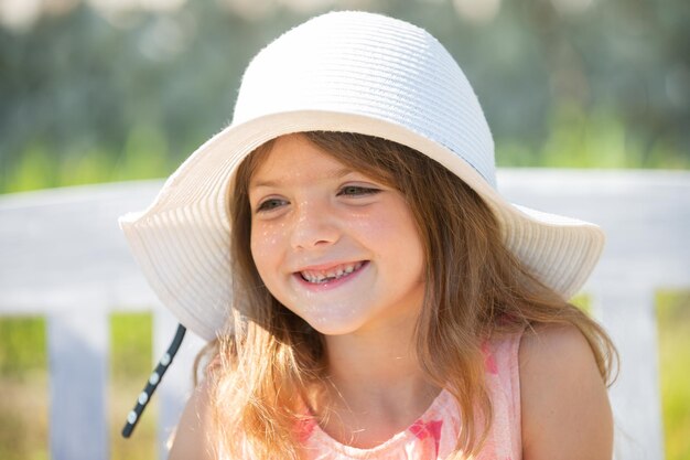 Schattig klein meisje portret close-up buitenshuis in de zomer schattig klein meisje swingend op de weide in