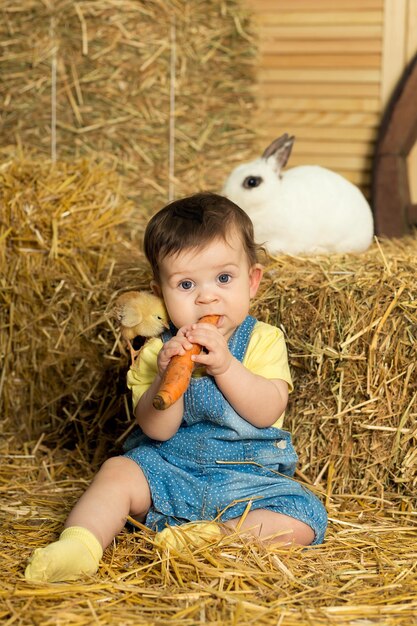 Schattig klein meisje poseren in Pasen landelijke stijl studio interieur