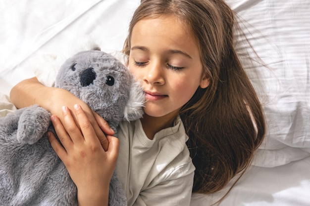 Schattig klein meisje slaapt op het bed