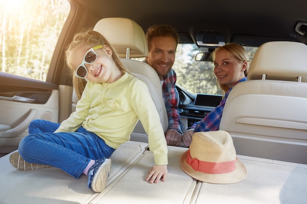 Schattig klein meisje speelt in auto familie road trip