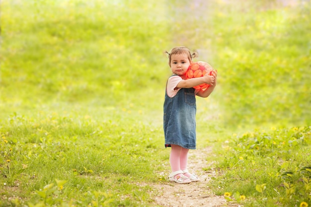 Schattig klein meisje spelen in park