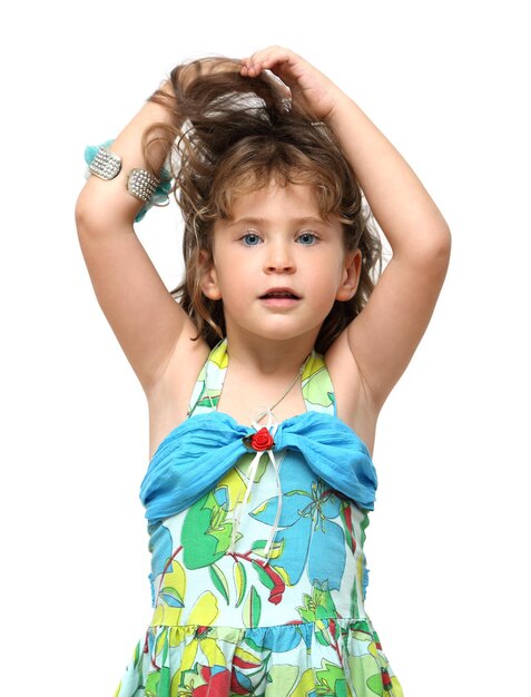 Schattig klein meisje steekt haar haar op