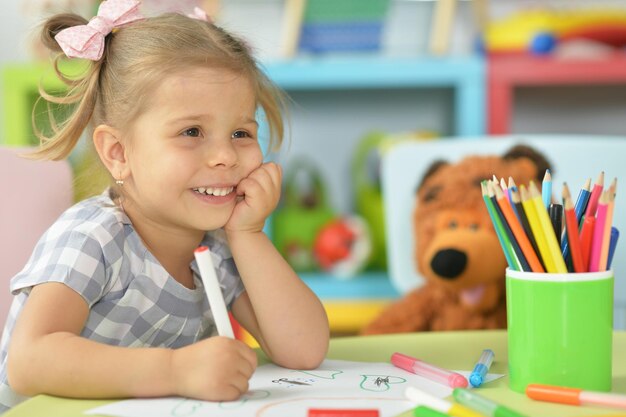 Schattig klein meisje tekenen met viltstift