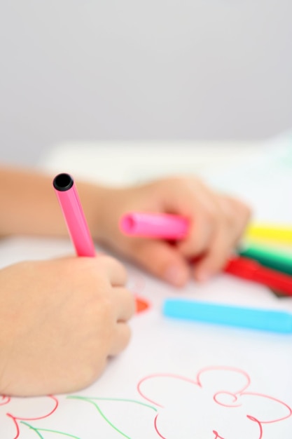 Schattig klein meisje tekening foto op interieur achtergrond