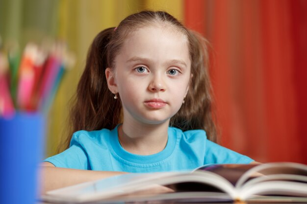 Schattig klein meisje thuis studeren