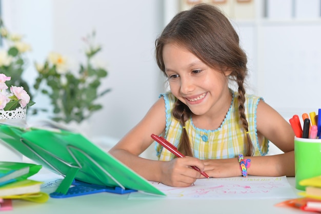 Schattig klein meisje thuis studeren