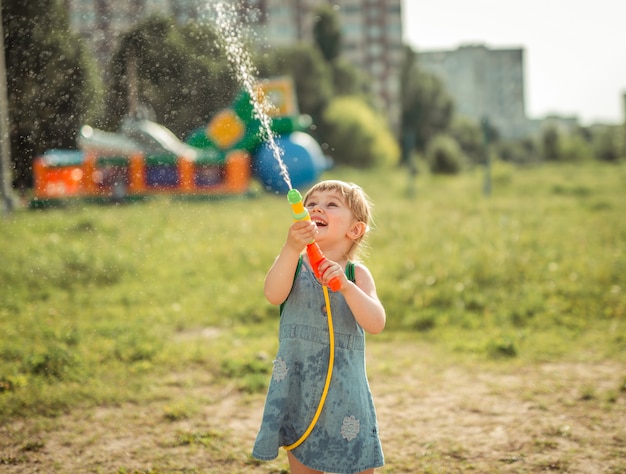 Schattig klein meisje waterpistool spelen