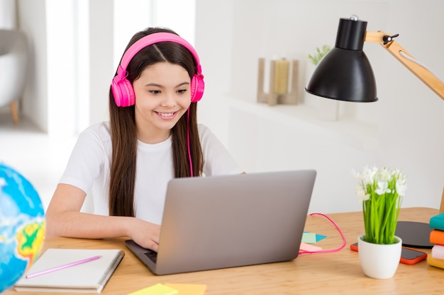 schattig klein schoolmeisje afstandsstudie afstand huis virtuele laptop leren