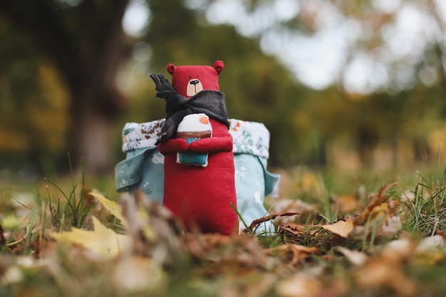 Schattig klein speelgoed zit in een mand in de herfsttuin