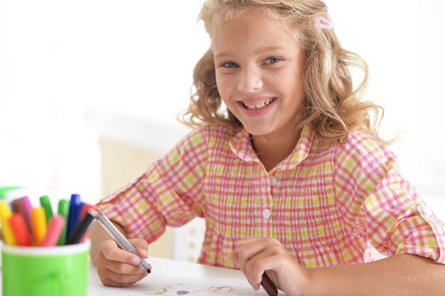 Foto schattig klein studentenmeisje bij kunstles op school