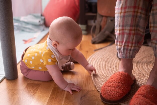 Schattig kruipend meisje onder een tafel