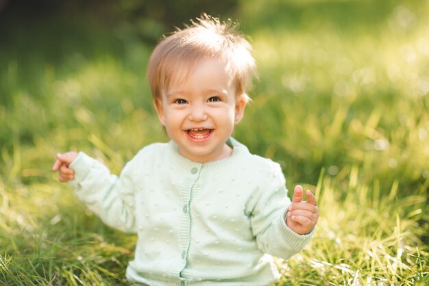 Foto schattig lachend babymeisje over groen gras buitenshuis