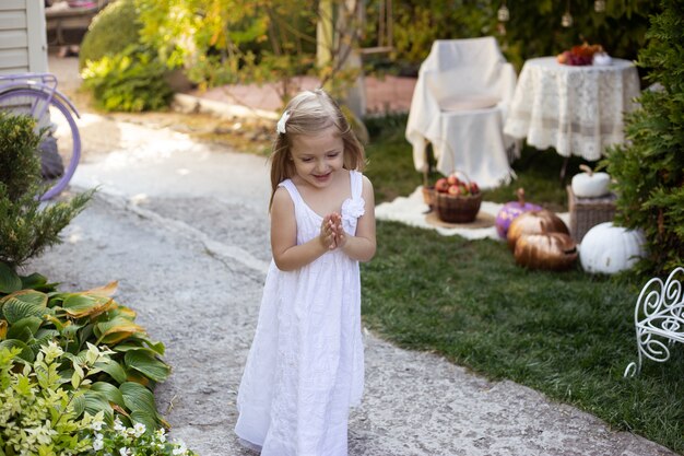 Schattig lente mode meisje in de zomer