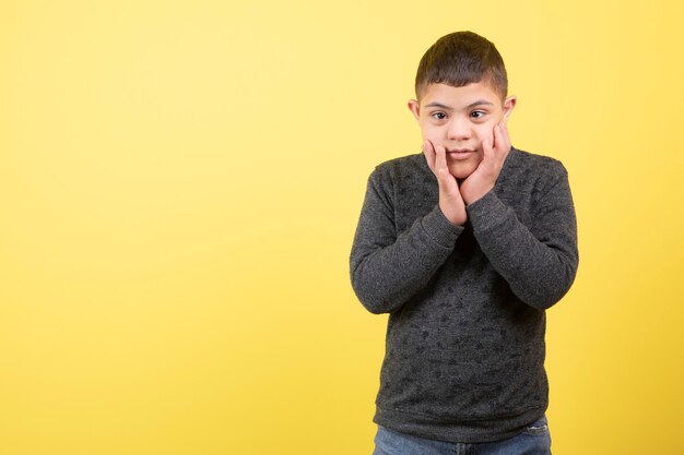 schattig mannelijk kind in casual kleding staan en kijken.