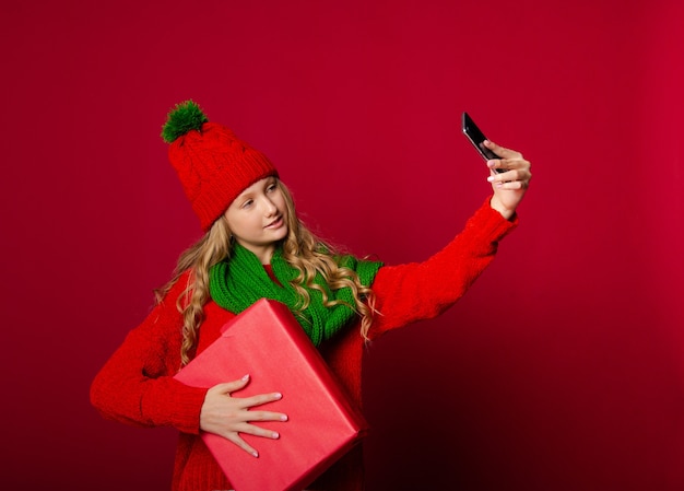 Schattig meisje bereidt zich voor op het nieuwe jaar op de achtergrond met geschenken