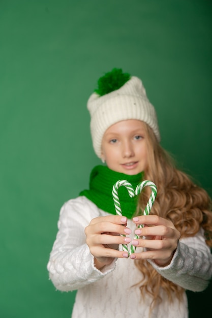 Schattig meisje bereidt zich voor op het nieuwe jaar op de achtergrond met geschenken