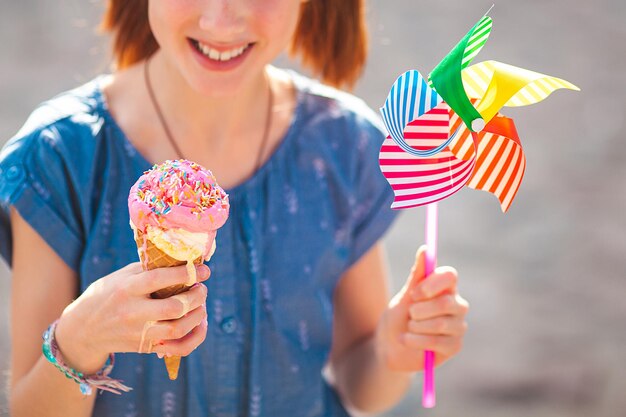 Schattig meisje dat ijs eet op de zomerachtergrond buitenshuis close-up portret van een schattig roodharig meisje dat ijs eet