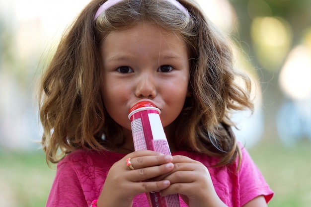 Schattig meisje eet ijs