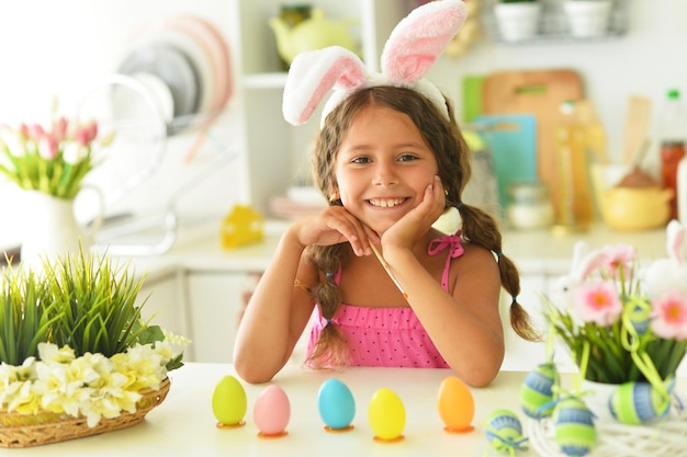 Schattig meisje eieren versieren voor paasvakantie