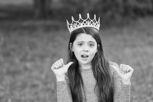 Schattig meisje gouden kroon buitenshuis groene natuur achtergrond prinses concept