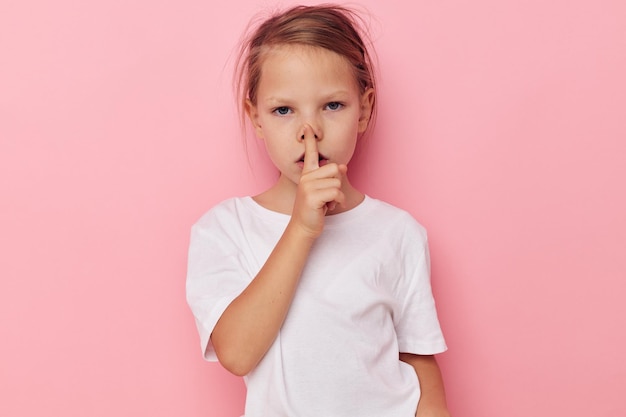 Schattig meisje in een witte t-shirt glimlach jeugd ongewijzigd