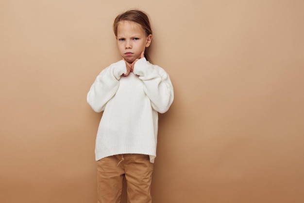 Schattig meisje in witte trui poseren handgebaren Lifestyle ongewijzigd