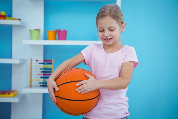 Schattig meisje met basketbal