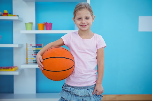 Schattig meisje met basketbal