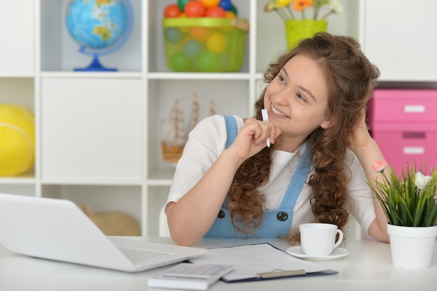 schattig meisje met behulp van laptopcomputer thuis