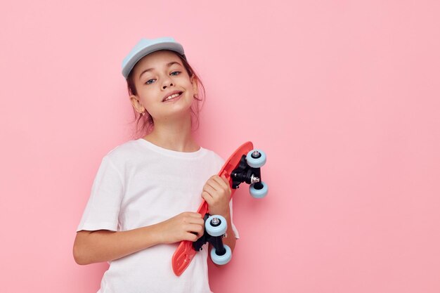 Schattig meisje met een skateboard in de hand kinderjaren ongewijzigd