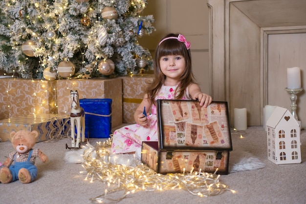 schattig meisje met geschenken op kersttijd
