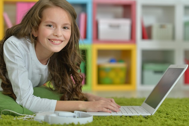 Schattig meisje met laptop op verdieping