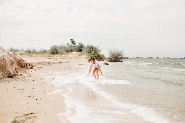 Schattig meisje met plezier op het meerstrand Summertime