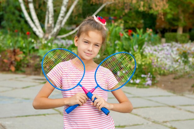 Schattig meisje met racket Outdoors