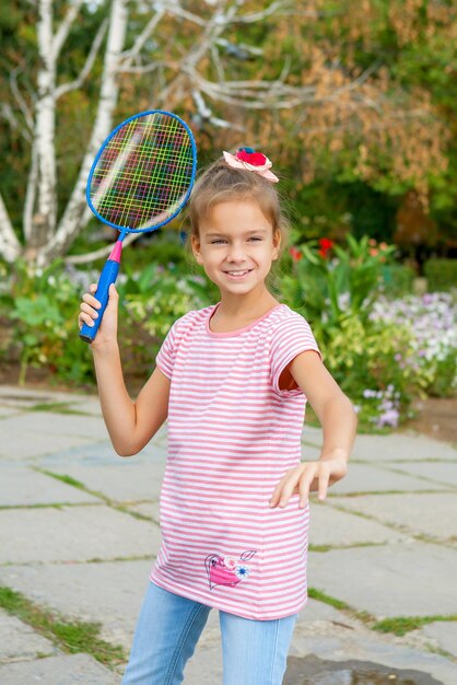 Schattig meisje met racket Outdoors