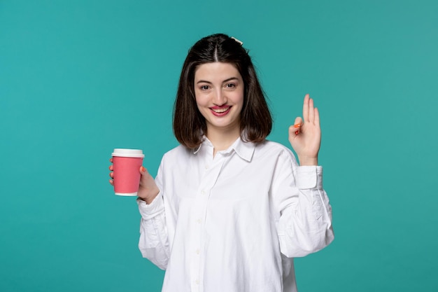 Schattig meisje mooie jonge mooie brunette meisje in wit overhemd met roze papercup