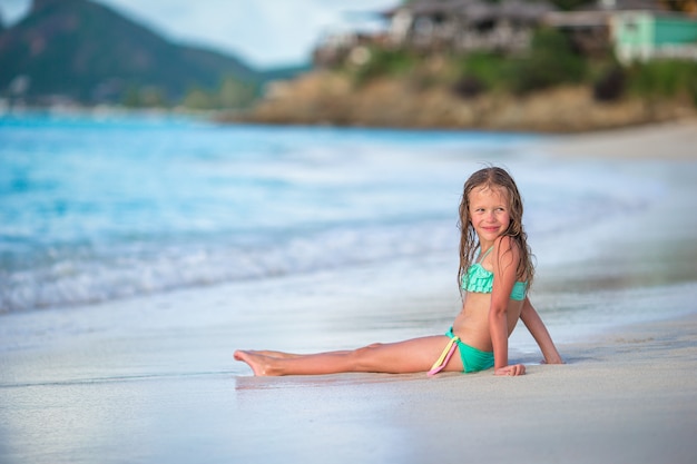 Schattig meisje op het strand tijdens de zomervakantie