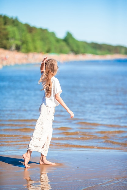 Schattig meisje op het strand tijdens de zomervakantie