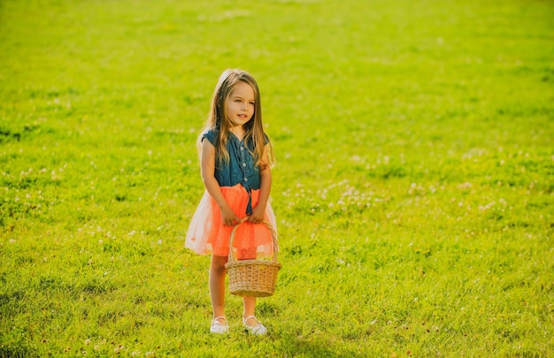 Schattig meisje op zomerwandeling lentekind buiten wandelen op veld