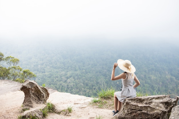 Schattig meisje reist op hoge berg. Khao Yai nationaal park, Thailand.