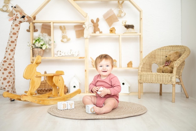 Schattig meisje spelen met houten natuurlijk speelgoed in de kinderkamer thuis educatief speelgoed voor kinderen kinderkamer interieur