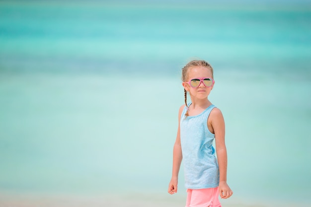 Schattig meisje veel plezier op tropisch strand tijdens vakantie