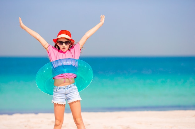 Schattig meisje veel plezier op tropisch strand tijdens vakantie