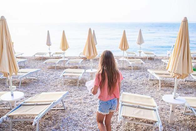 Schattig meisje veel plezier op tropisch strand tijdens vakantie