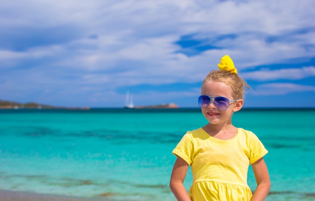 Schattig meisje veel plezier op tropisch strand tijdens vakantie